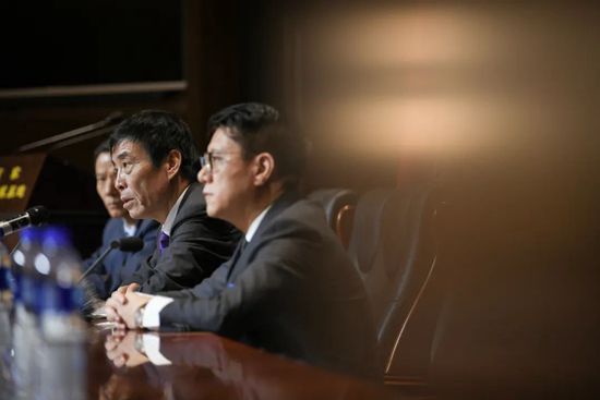 由李凯执导，改编自庆山（安妮宝贝）同名小说，钟楚曦、罗晋、谭松韵领衔主演的爱情电影《八月未央》今日全国上映，影片发布了一组人物关系海报，四个人物，四种关系，四段宿命，是母女，是蜜友，是十年恋人，是一见钟情，人物间的复杂关系与情愫都在此时此刻得到诠释